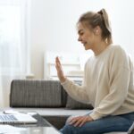 Psychoterapia dla Polaków w Anglii online young-female-student-listening-her-english-teacher